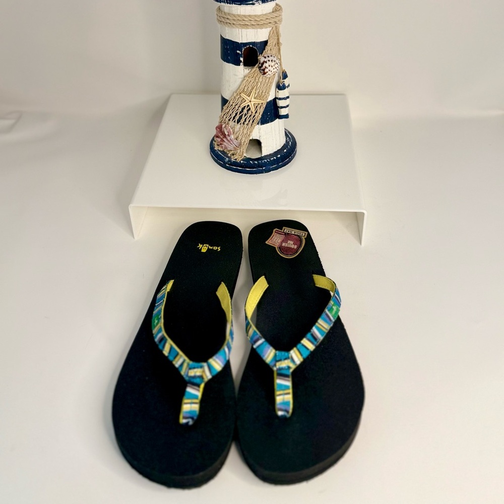 🌸SANUK Yoga NWOTColorful Striped Flip Flops. Size 8. WSAND52.